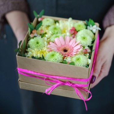 Ellerinde güzel çiçekler.