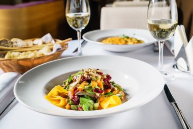 Restoranda taze mangolu salata.