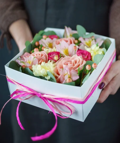 Bonitas Flores Las Manos — Foto de Stock