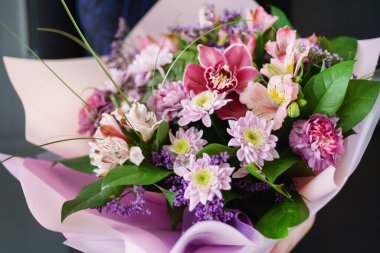 Ellerinde güzel bir buket