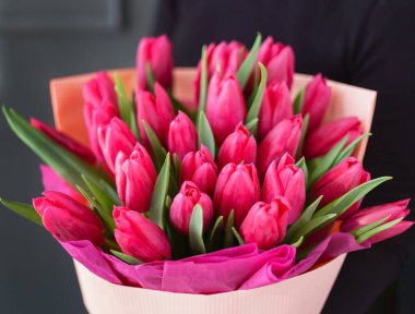 Ellerinde güzel bir buket