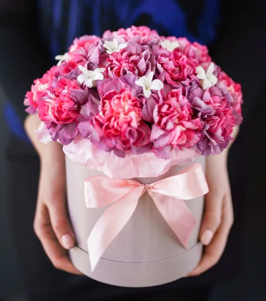 Bouquet Agradável Nas Mãos — Fotografia de Stock