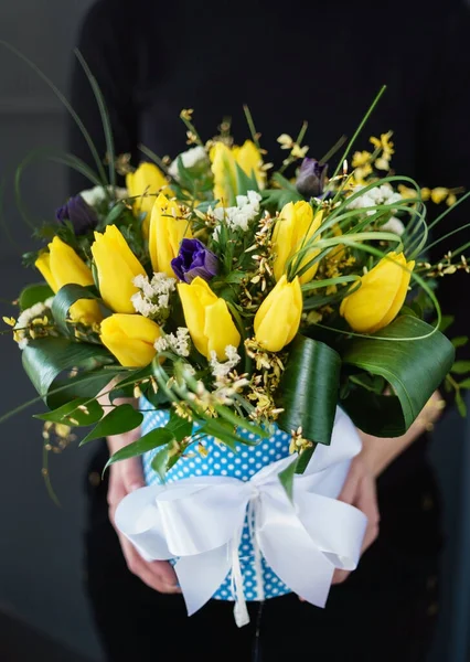 Beau Bouquet Dans Les Mains — Photo