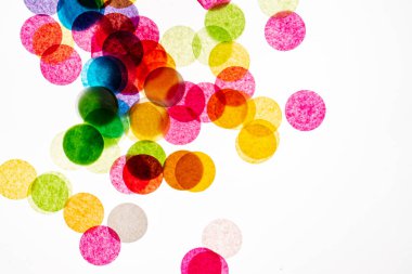 beyaz arkaplanda kağıt çemberler