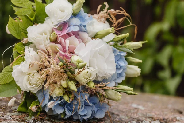 素敵な結婚式の花束を閉じて — ストック写真