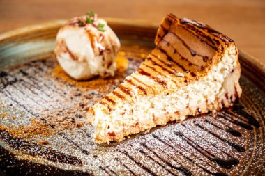 Dondurma ve çikolatalı cheesecake.