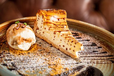 Dondurma ve çikolatalı cheesecake.