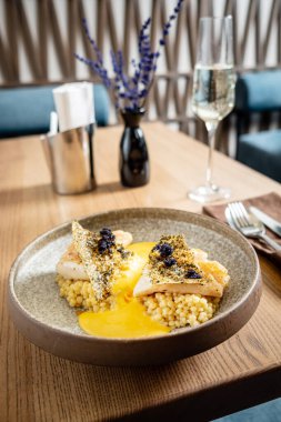 Pirinç ve soslu beyaz balık.