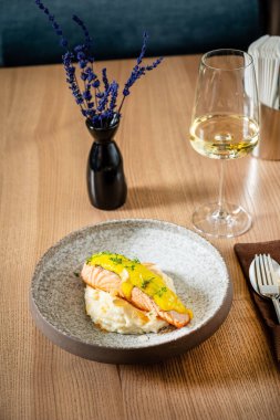 Pirinç ve soslu beyaz balık.