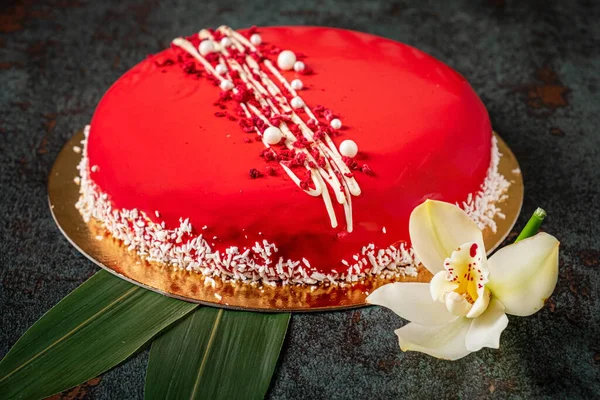 Bolo Mousse Vermelho Com Creme Cereja — Fotografia de Stock