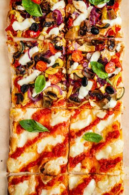 Ahşap tahta üzerinde İtalyan pizza