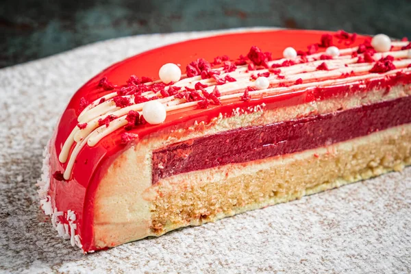 Rode Mousse Cake Met Kersencrème — Stockfoto