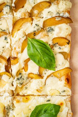 Armut ve küflü peynirli pizza.