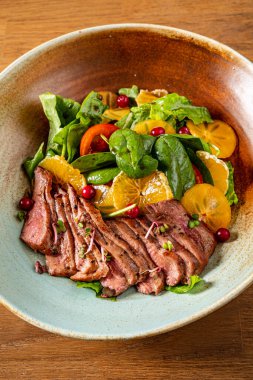 ıspanaklı ve portakallı biftek.