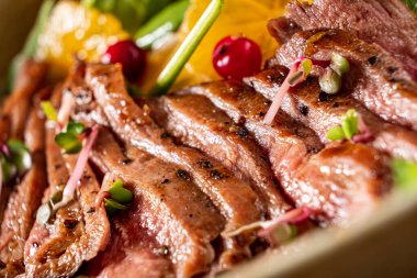 ıspanaklı ve portakallı biftek.