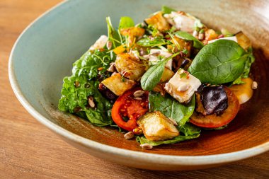 Ahşap arka planda Yunan salatası