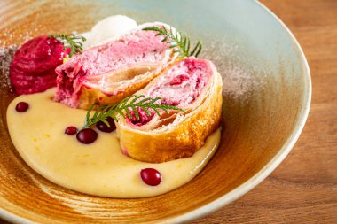 Dondurmalı vişneli turta.