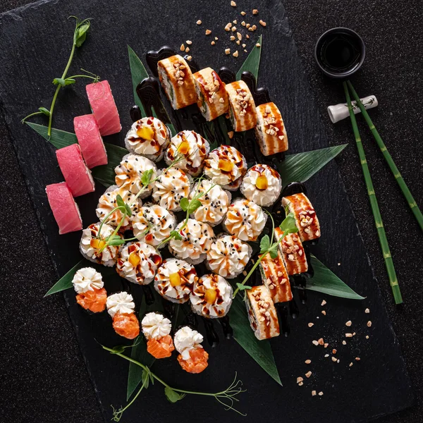 Sushi Saboroso Pedra Preta — Fotografia de Stock