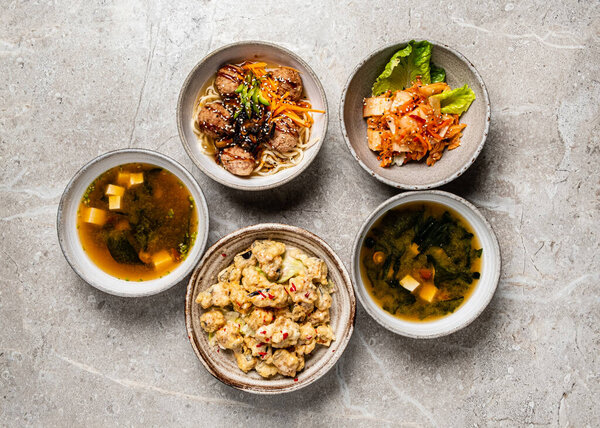 азиатская еда на столе 