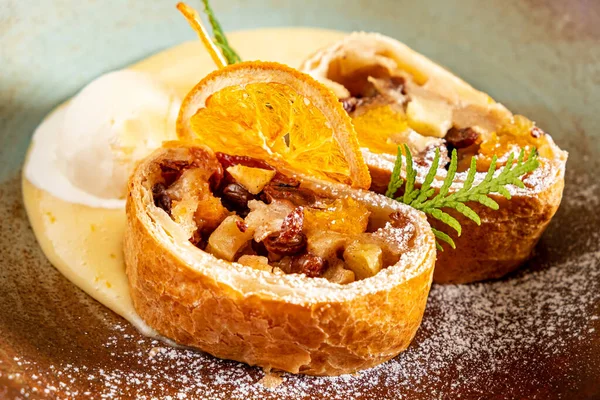 Apfelstrudel Mit Sauce Und Orange — Stockfoto