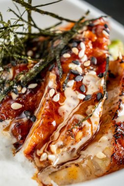 Çiğ balık soslu kase.