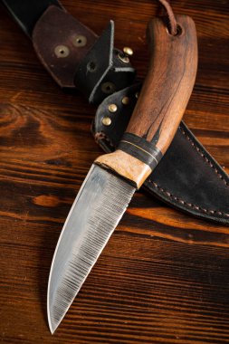 ahşap arka plan üzerinde bıçak