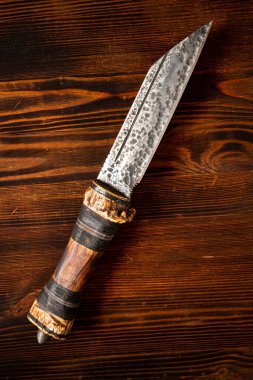 ahşap arka plan üzerinde bıçak