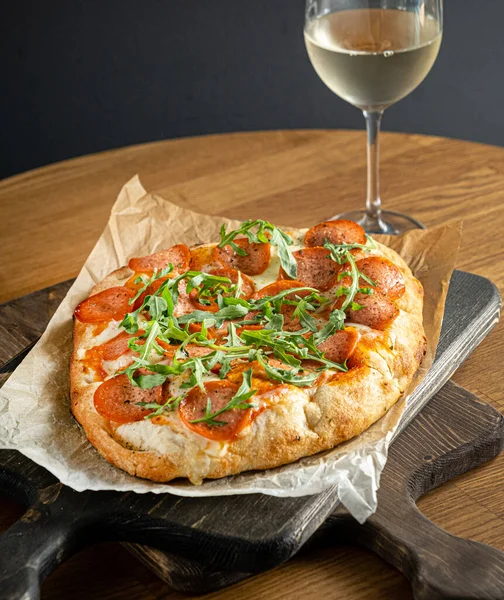 桌子上的意大利披萨 — 图库照片