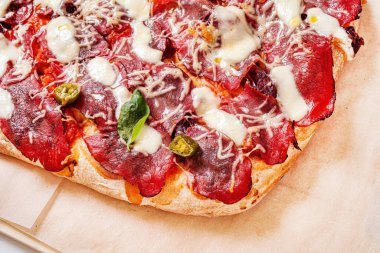 Ahşap tahta üzerinde İtalyan pizza