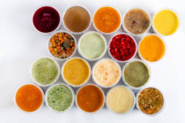 Beyaz zemin üzerinde farklı türde çorbalar