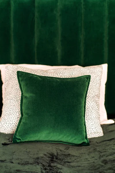 Coussin Vert Sur Lit — Photo