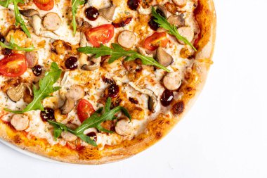 Beyaz arka planda pizza.