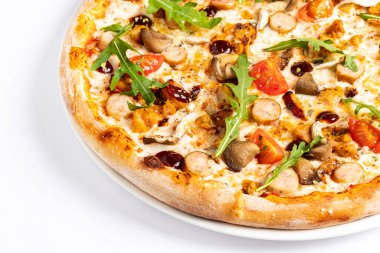 Beyaz arka planda pizza.