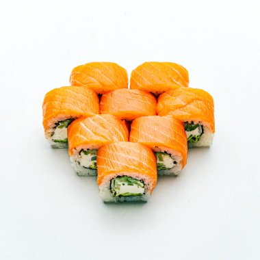 Beyaz arka planda suşi.