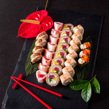 Siyah taşın üstünde lezzetli suşi.