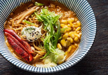 Japon tonkotsu ramen ve domuz kemiği çorbası.