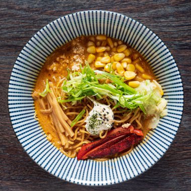 Japon tonkotsu ramen ve domuz kemiği çorbası.