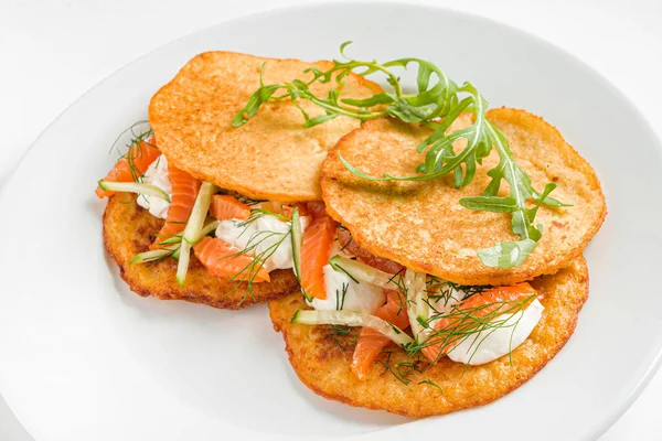 Aardappelpannenkoekjes Met Zalm Crème Kaas — Stockfoto