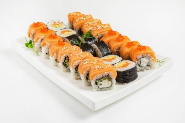 Beyaz arka planda lezzetli suşi.