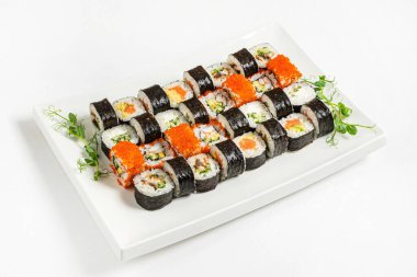 Beyaz arka planda lezzetli suşi.