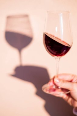 Bardakta kırmızı şarap.