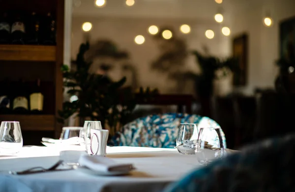 ガラス 花フォーク ナイフは居心地の良いインテリアのあるレストランで料理の夕食 — ストック写真