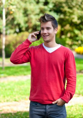 genç adam akıllı telefon üzerinde iletişim