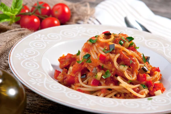 Spaghetti med tomatsås och grönsaker — Stockfoto