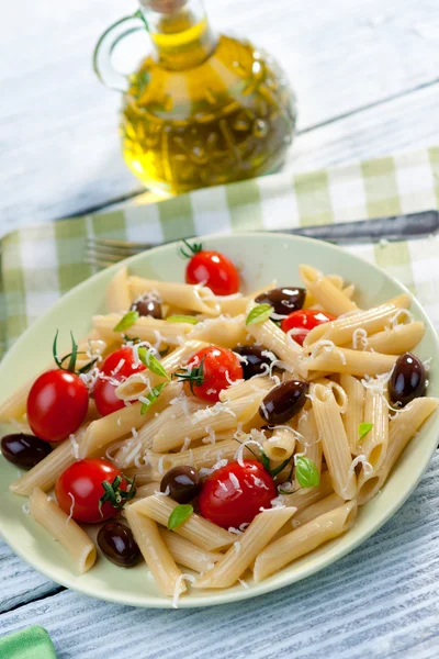 Pasta met verse tomaten en olijven — Stockfoto