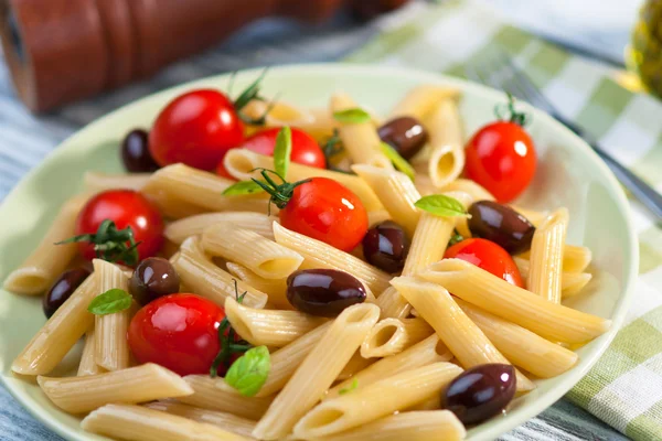 Pasta with fresh tomatoes and olives — Stock Photo, Image