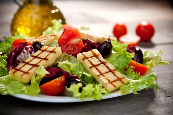 Свежий салат с жареным сыром — стоковое фото