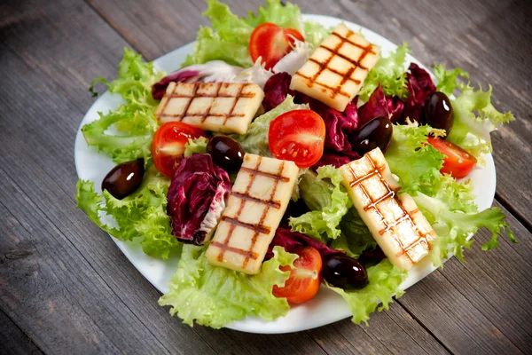 Salada mista fresca com queijo grelhado — Fotografia de Stock