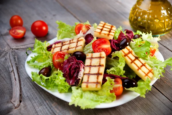 Ensalada mixta fresca con queso a la parrilla —  Fotos de Stock