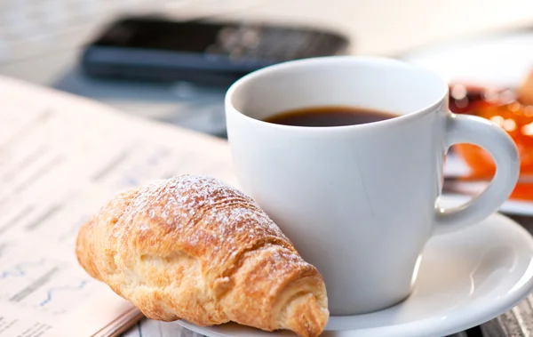 Ευρωπαϊκό πρωινό με καφέ και κρουασάν — Φωτογραφία Αρχείου